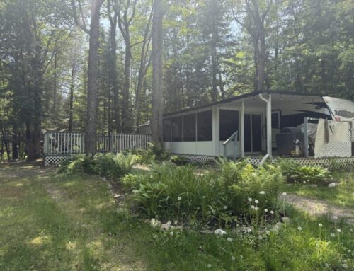 2016 – 32’ Springdale Limited Edition with Hard Top Awning and Screen Room. Asking: $44,900